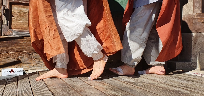 금강계단을 참배하고 나서는 순례대중(발) (1)